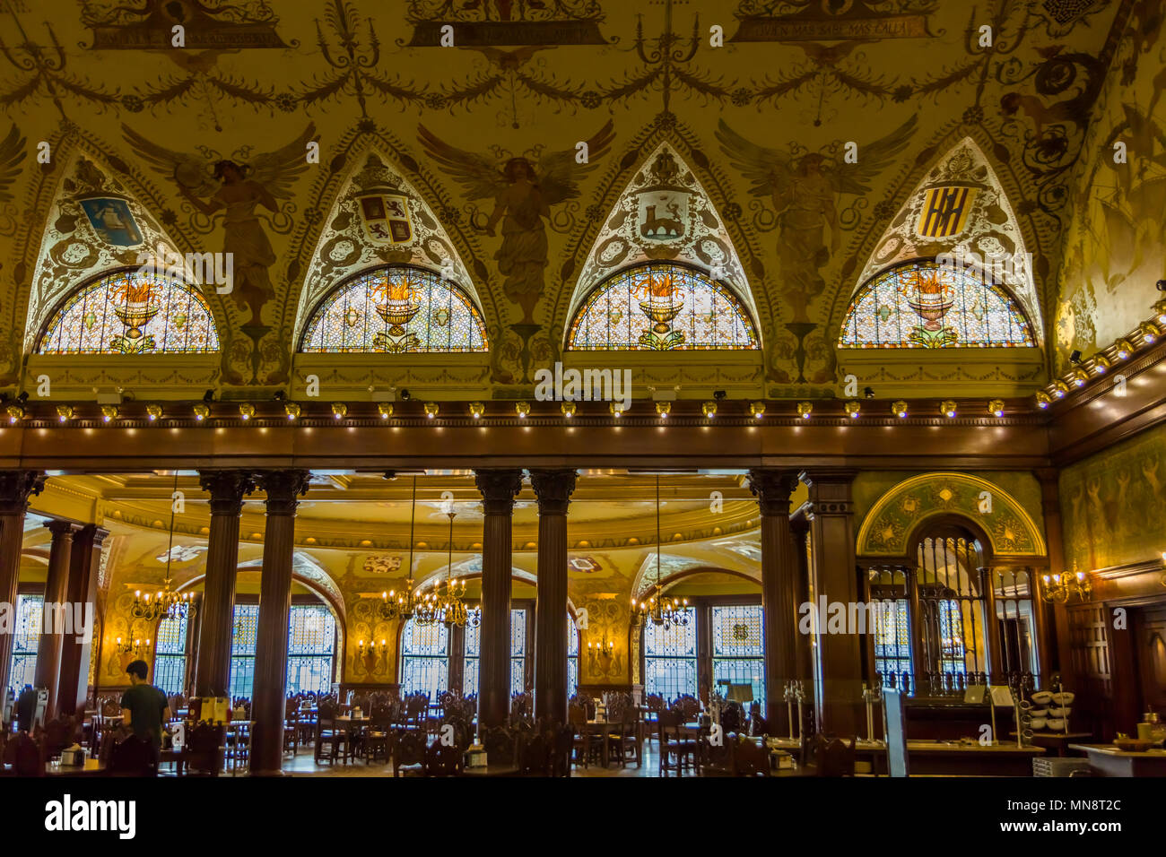 Le finestre di vetro macchiate in sala da pranzo di Flagler College nella storica St Augustine Florida l'ex Hotel Ponce de Leon è elencato come un Histor nazionale Foto Stock