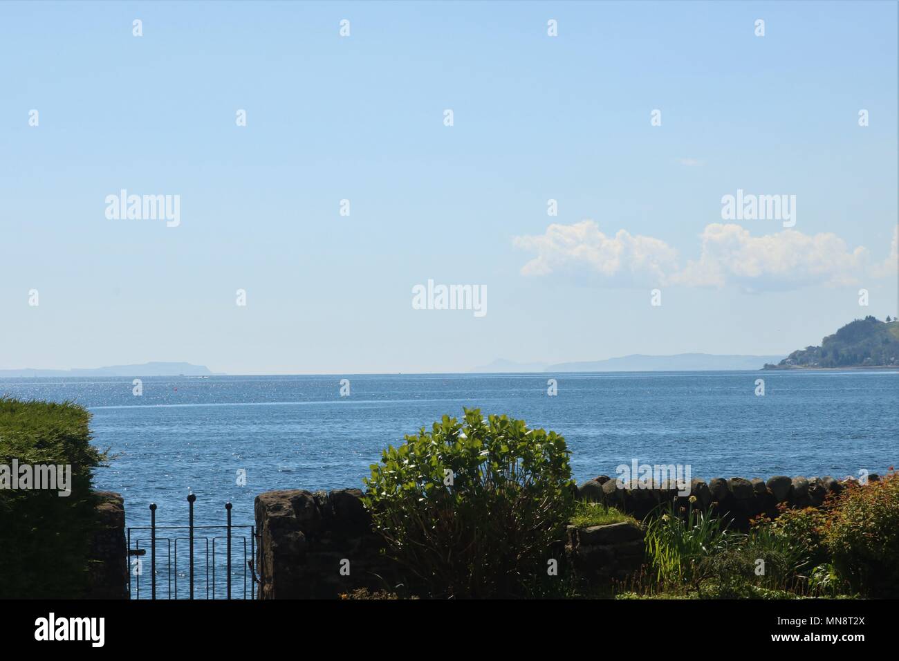 Bella Dunoon sul Firth of Clyde sul Cowal Peninsula, Argyll and Bute, Scotland, Regno Unito mostra vista panoramica delle montagne e l'acqua. Foto Stock