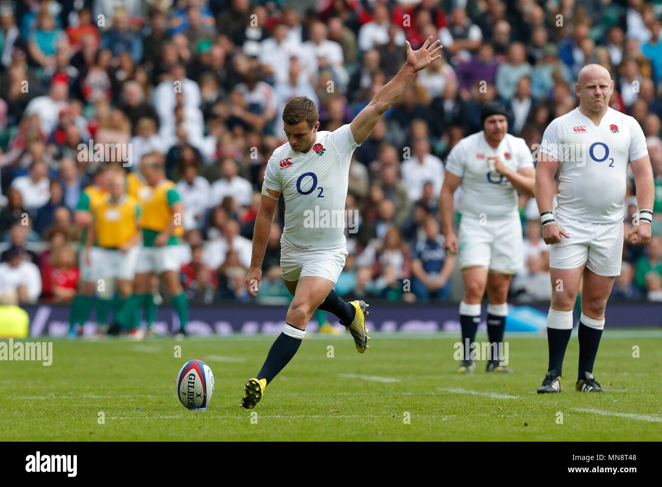 L'Inghilterra del George Ford (fly-half) calcio di rigore durante la QBE confronto internazionale tra Inghilterra e Irlanda a Twickenham Stadium. Londra, Inghilterra Foto Stock