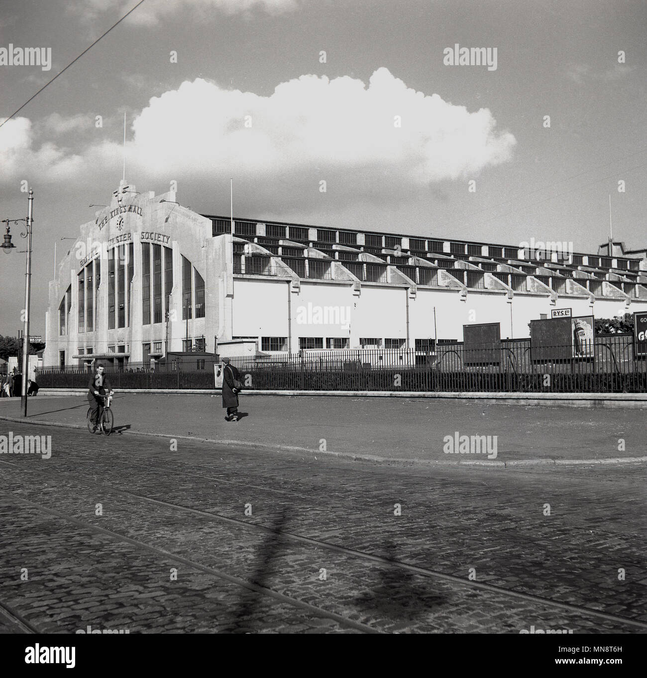 1950, foto storiche, vista esterna del Kings Hall sul Lisburn road, casa della Royal Ulster Società, Belfast, Irlanda del Nord. Costruito nel 1934, il luogo era un showground e ha ospitato il Balmoral Show, un annuale spettacolo agricolo. Foto Stock