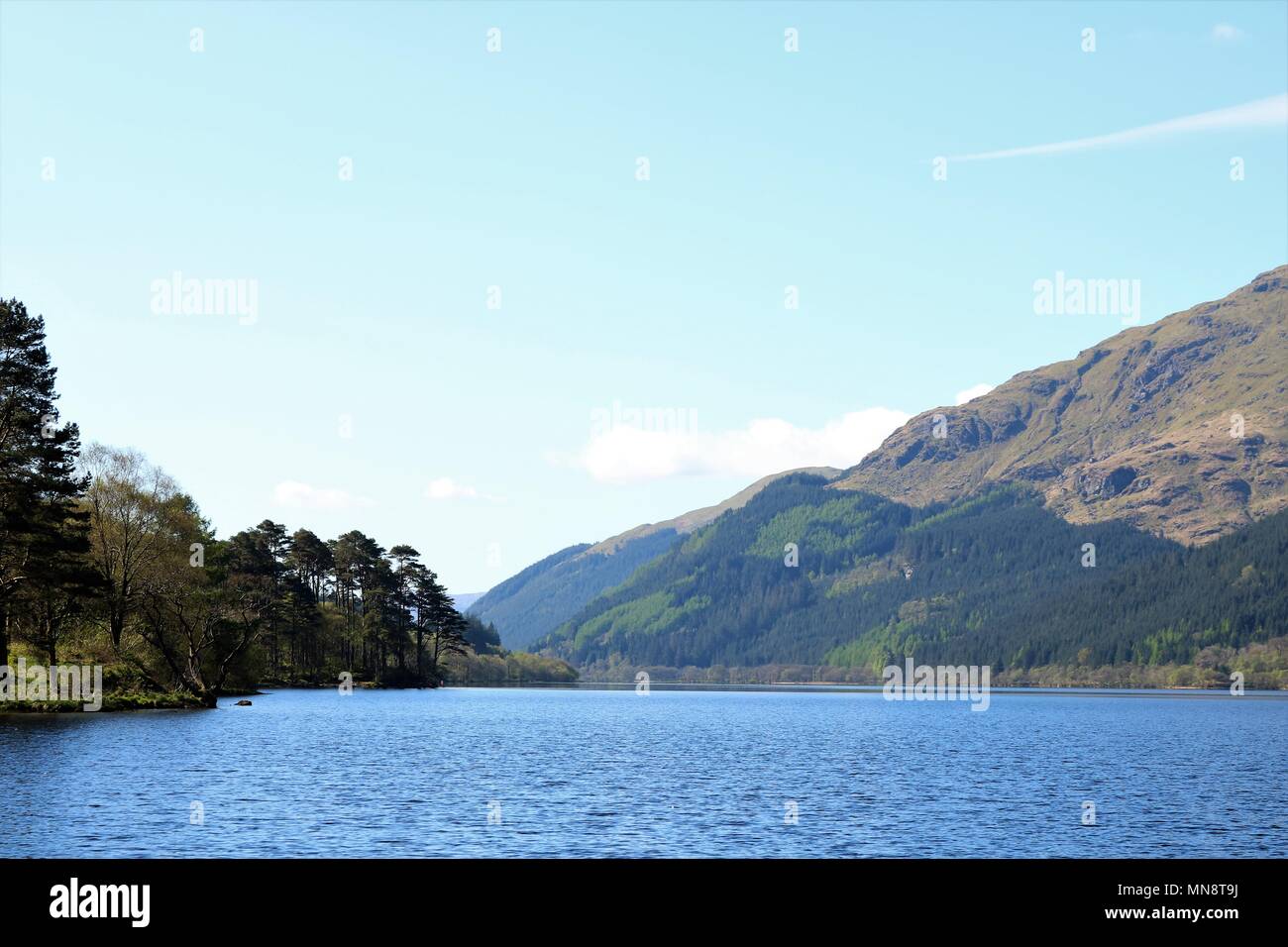 Bella Loch Eck, Scozia in una limpida giornata di sole che mostra acqua e montagne in una vista mozzafiato. Una popolare attrazione turistica. Foto Stock