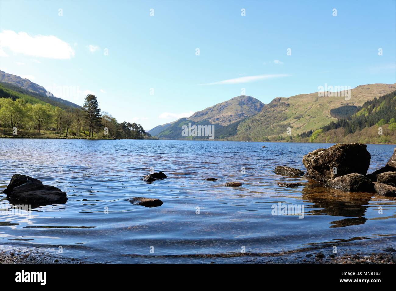 Bella Loch Eck, Scozia in una limpida giornata di sole che mostra acqua e montagne in una vista mozzafiato. Una popolare attrazione turistica. Foto Stock
