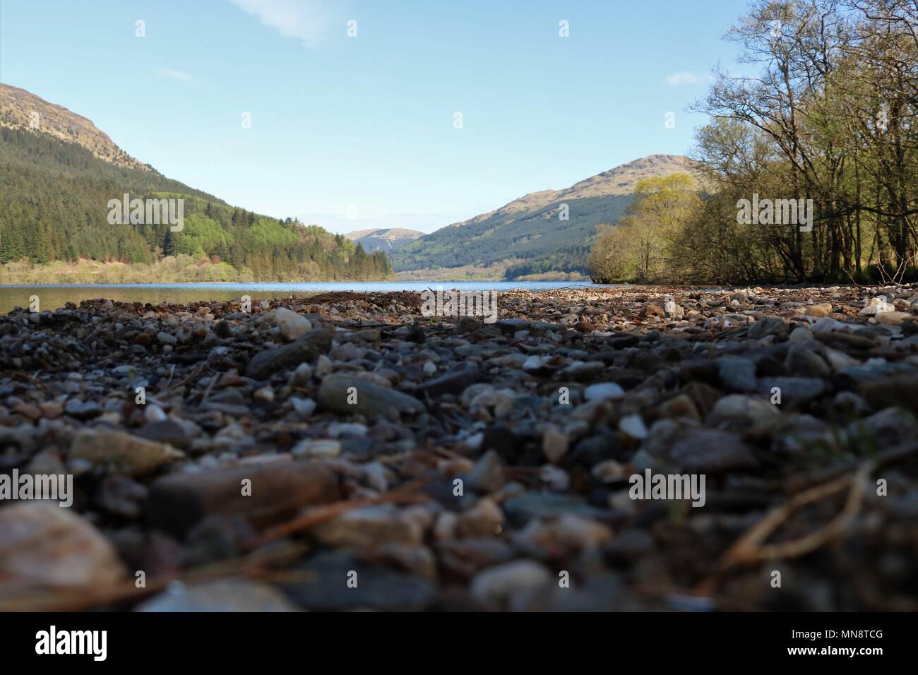 Bella Loch Eck, Scozia in una limpida giornata di sole che mostra acqua e montagne in una vista mozzafiato. Una popolare attrazione turistica. Foto Stock