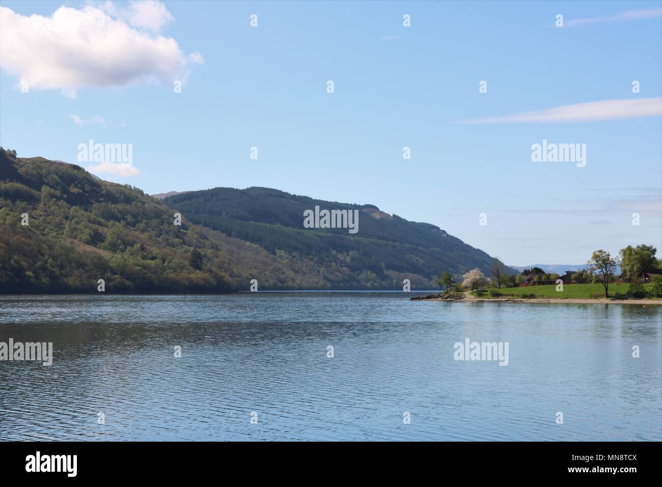 Bella Loch Long, Scozia in una limpida giornata di sole che mostra acqua e montagne in una vista mozzafiato. Una popolare attrazione turistica. Foto Stock