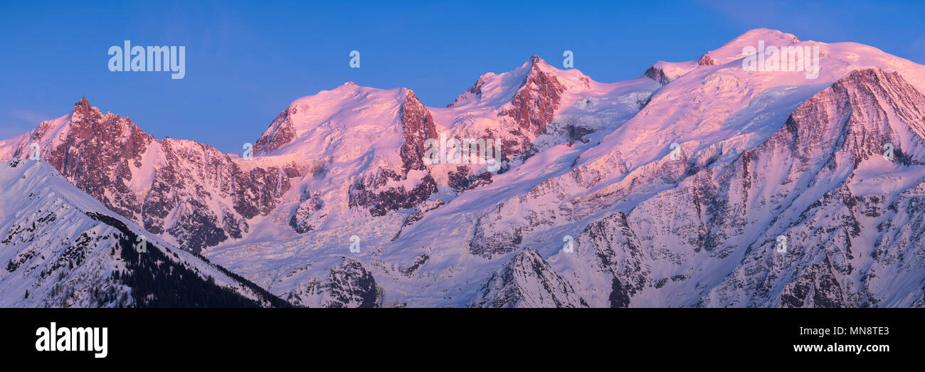 Mont Blanc mountain range al tramonto in Alta Savoia. Da sinistra a destra, Aiguille du Midi ago, Mont Blanc du Tacul, Mont Maudit, Mont Blanc e dome Foto Stock