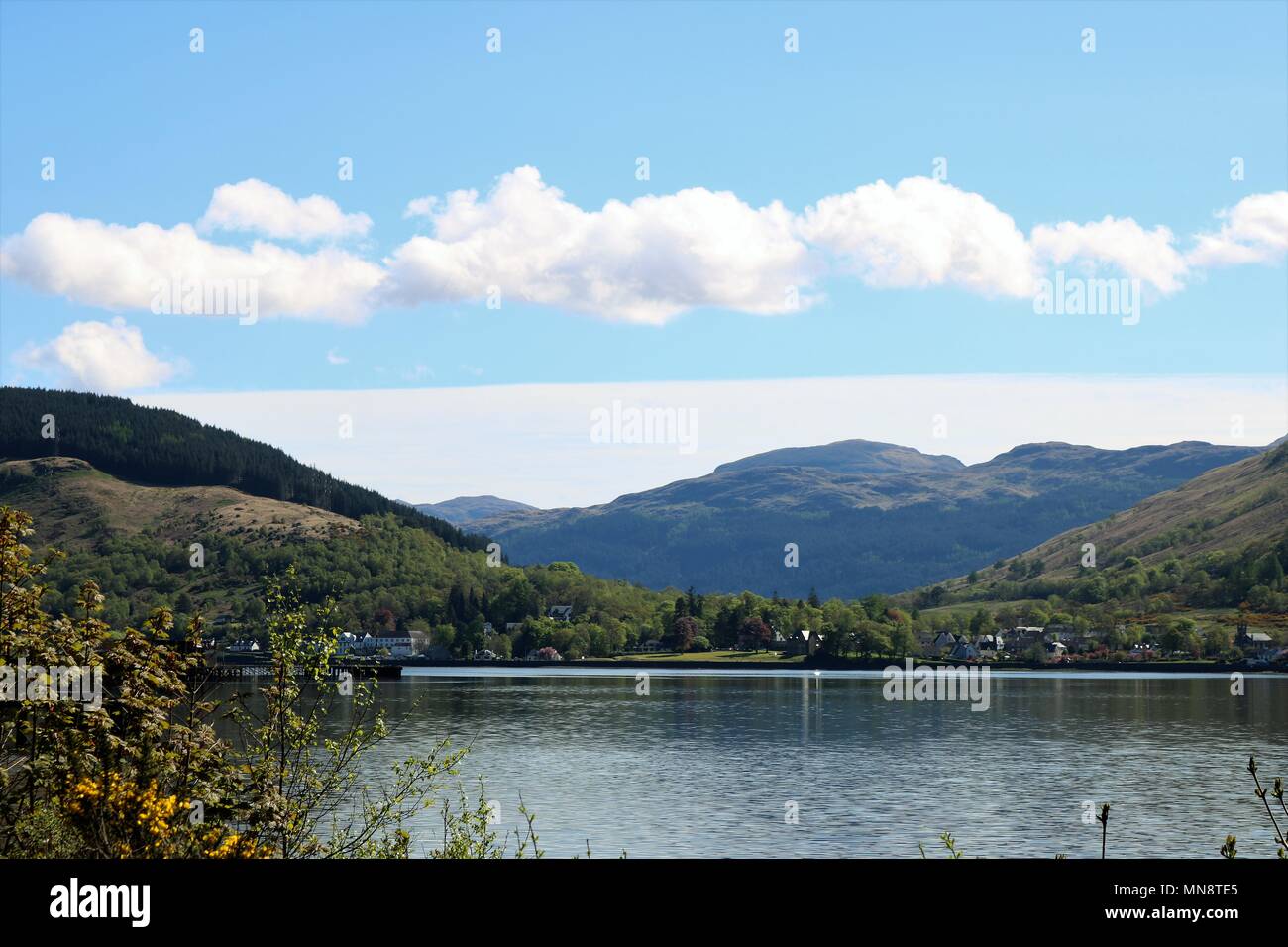 Bella Loch Long, Scozia in una limpida giornata di sole che mostra acqua e montagne in una vista mozzafiato. Una popolare attrazione turistica. Foto Stock