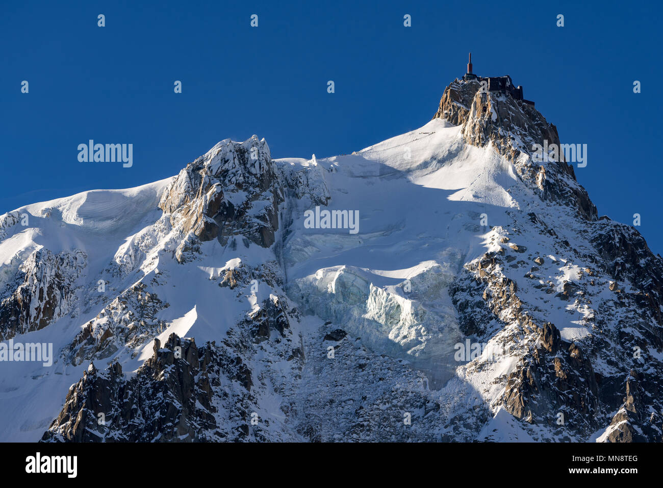 Aiguille du Midi ago in inverno la luce del mattino. Chamonix Mont Blanc, Alta Savoia (Alta Savoia) Foto Stock