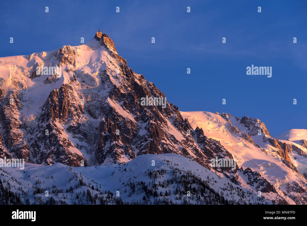 Aiguille du Midi ago al tramonto con vista sui ghiacciai della catena montuosa del Monte Bianco. Chamonix, Alta Savoia (Alta Savoia), Alpi, Francia Foto Stock
