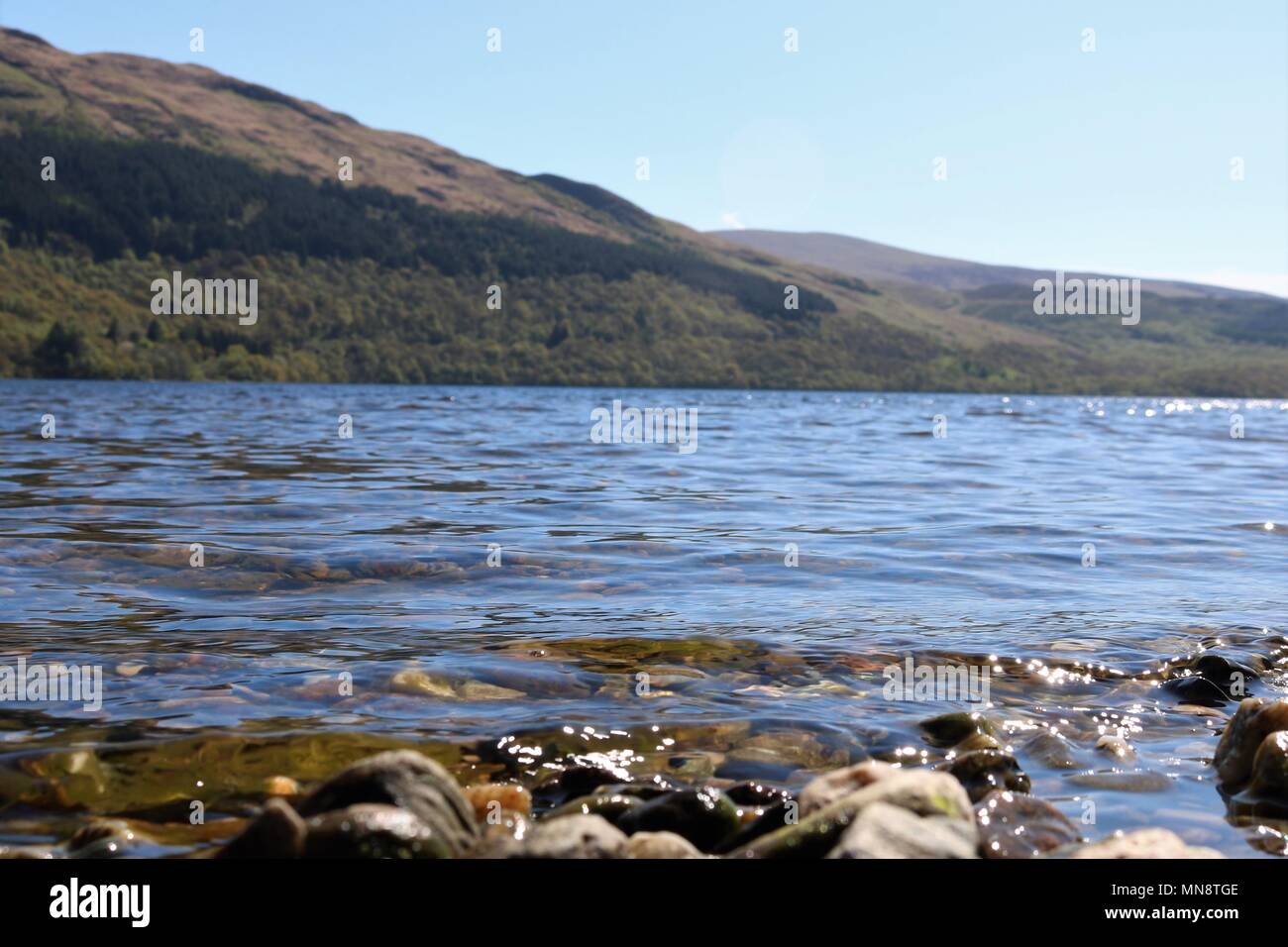 Bella Loch Lomond Scozia, Regno Unito in una limpida giornata di sole che mostra acqua e montagne in una vista mozzafiato. Una popolare attrazione turistica. Foto Stock