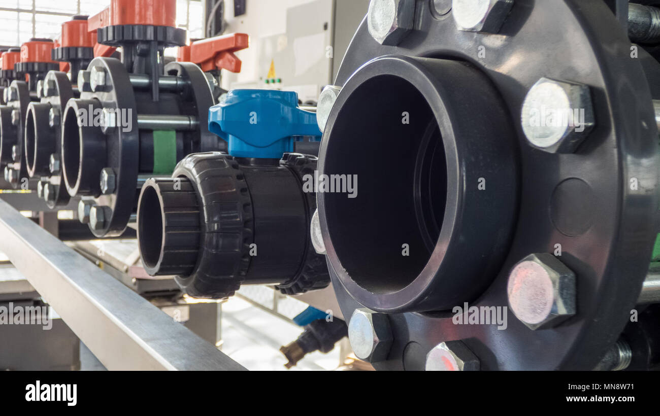 Close-up di in una fila di tubi in materia plastica e pompe ad acqua Foto Stock