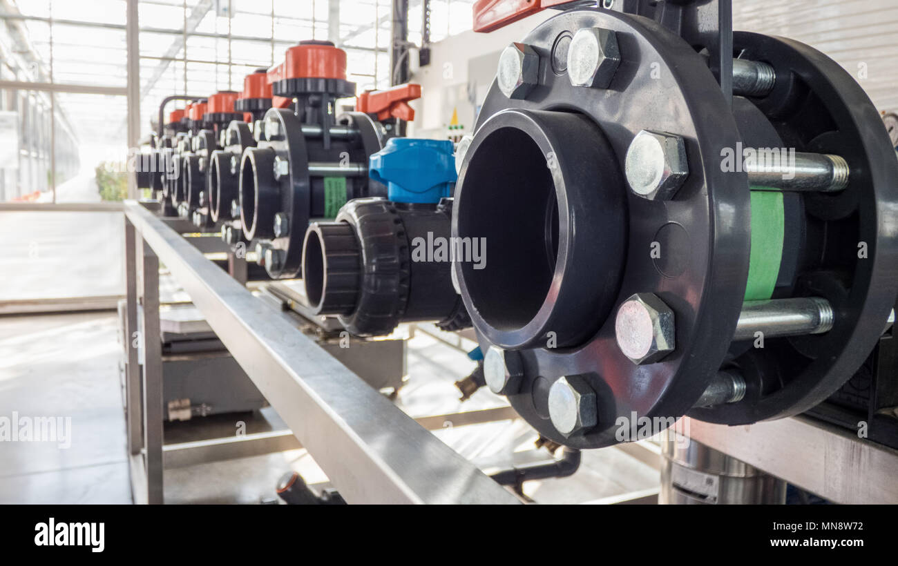 Close-up di in una fila di tubi in materia plastica e pompe ad acqua Foto Stock