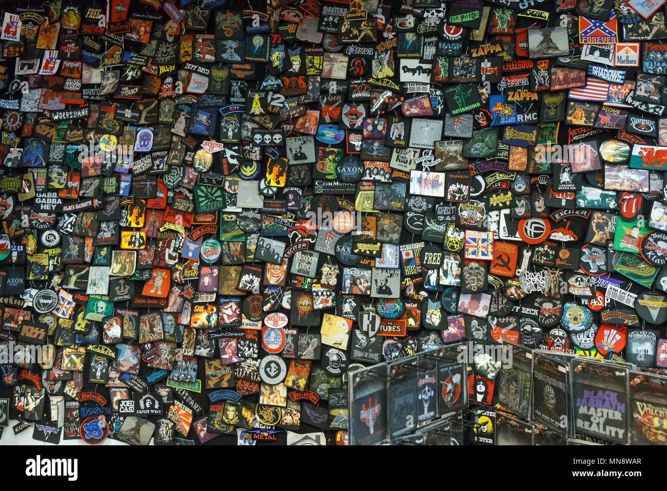 Una parete di band patch e i badge musicale sul visualizzatore in corrispondenza di un festival della musica rock. Foto Stock