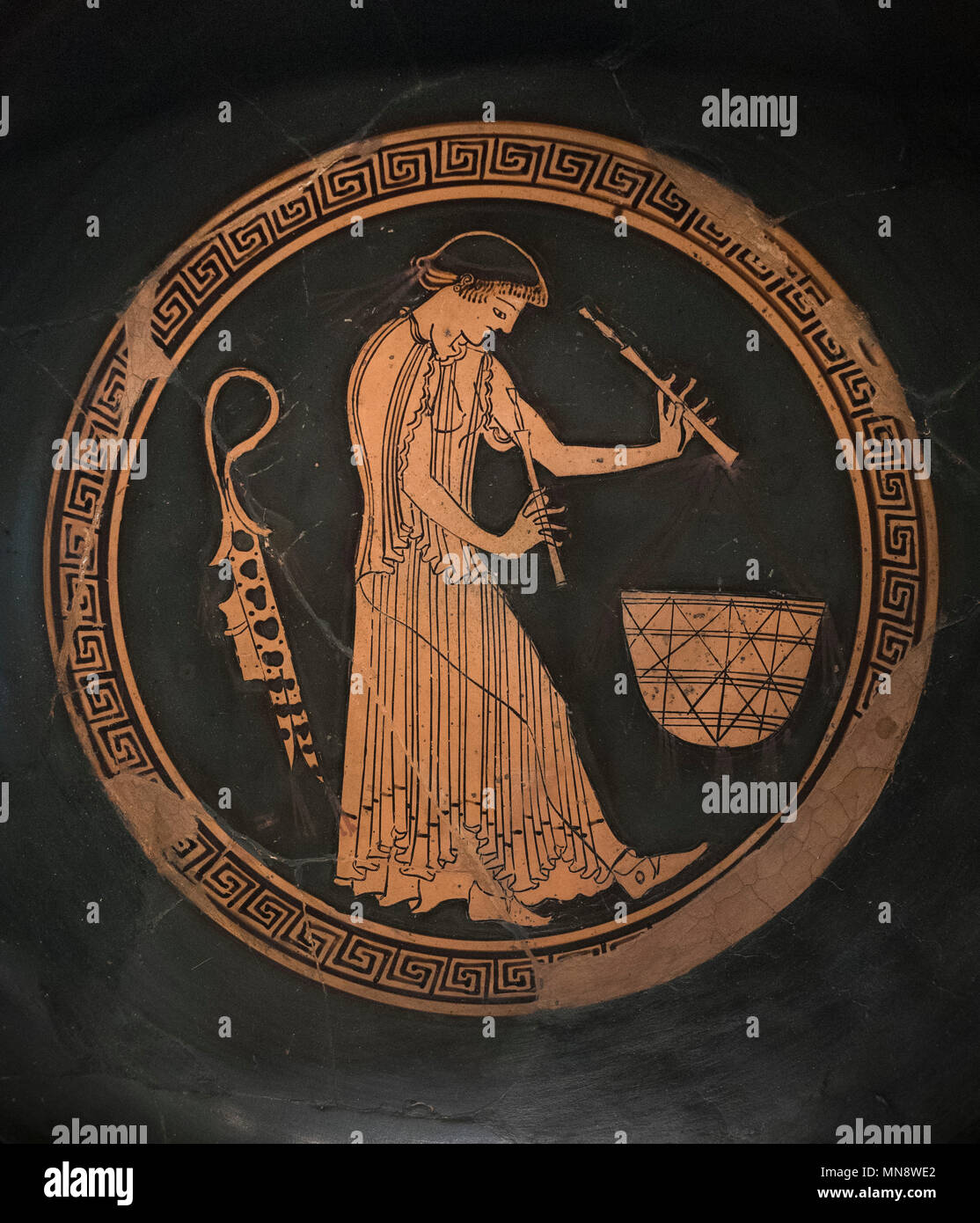 Berlino. Germania. Altes Museum. Attico a figure rosse Bicchiere / Kylix, Flautista davanti a un paniere alimentare, attr. al pittore Douris. Creta, ca. 480 BC Foto Stock