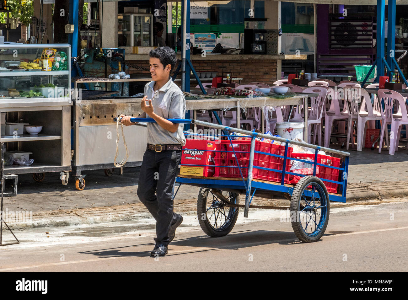 Buona e le consegne essendo spostato round strade o in motocicletta o tirata manualmente in Siem Reap Cambogia Foto Stock