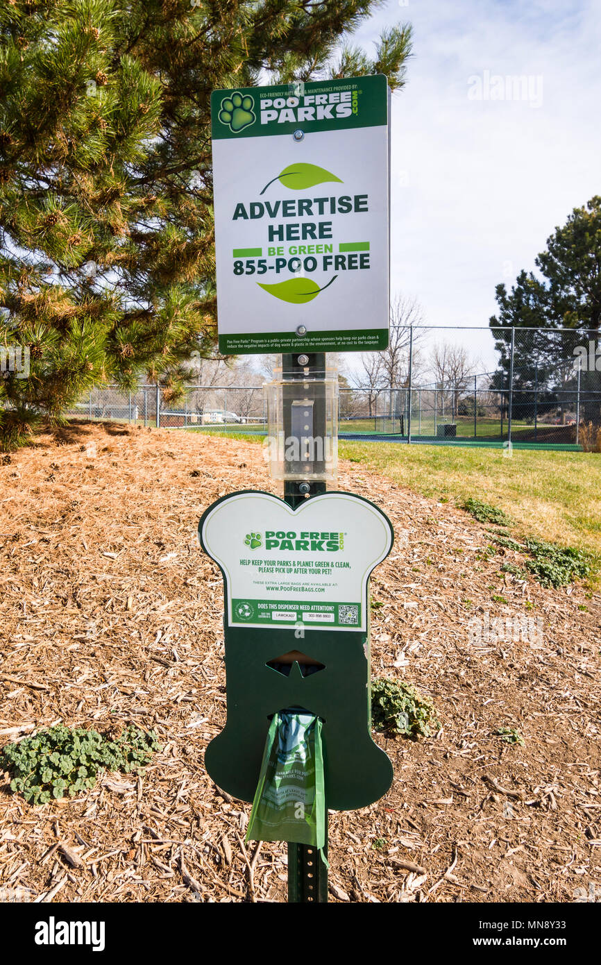 Dog Poo distributori in O'Kane parco pubblico, Lakewood, Colorado, Stati Uniti d'America. Foto Stock