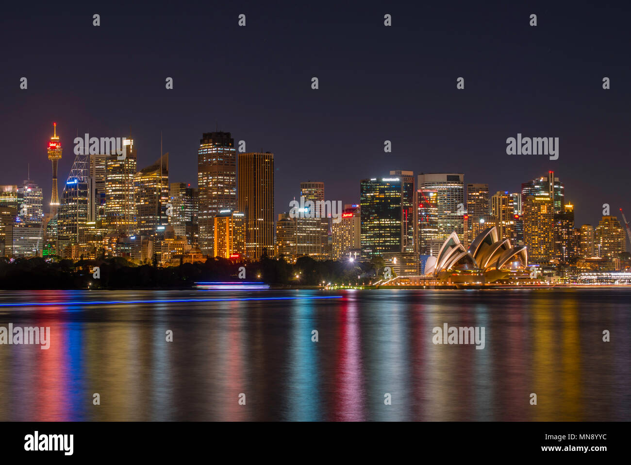 Un tempo di notte vista della Sydney Opera House e il CBD di notte da attraverso il porto al punto Cremorne NSW Australia Foto Stock