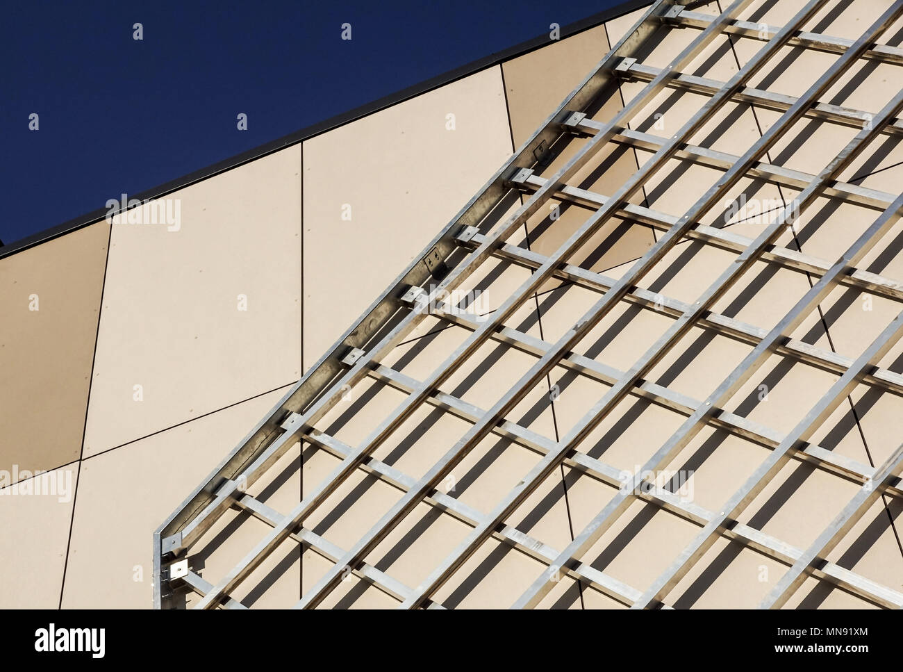 Struttura del tetto in acciaio telaio per la costruzione di edifici sul cielo dello sfondo. Foto Stock
