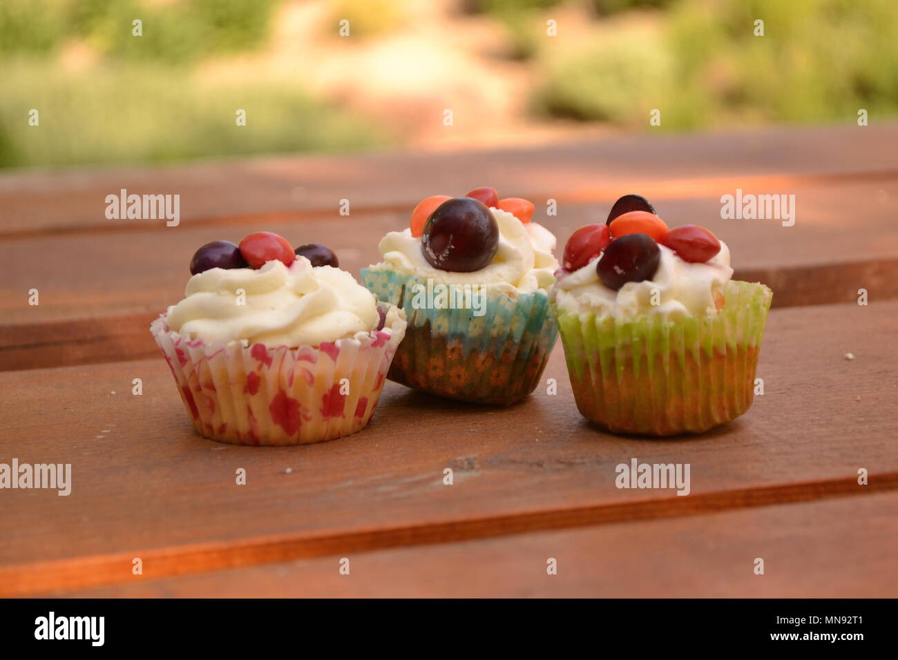 Dolce cremoso torte di frutta sul tavolo di legno Foto Stock