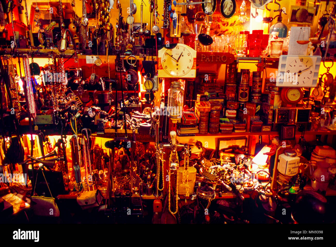 Praga, Repubblica Ceca; bric a brac shop nel quartiere di Mala Strana. Foto Stock