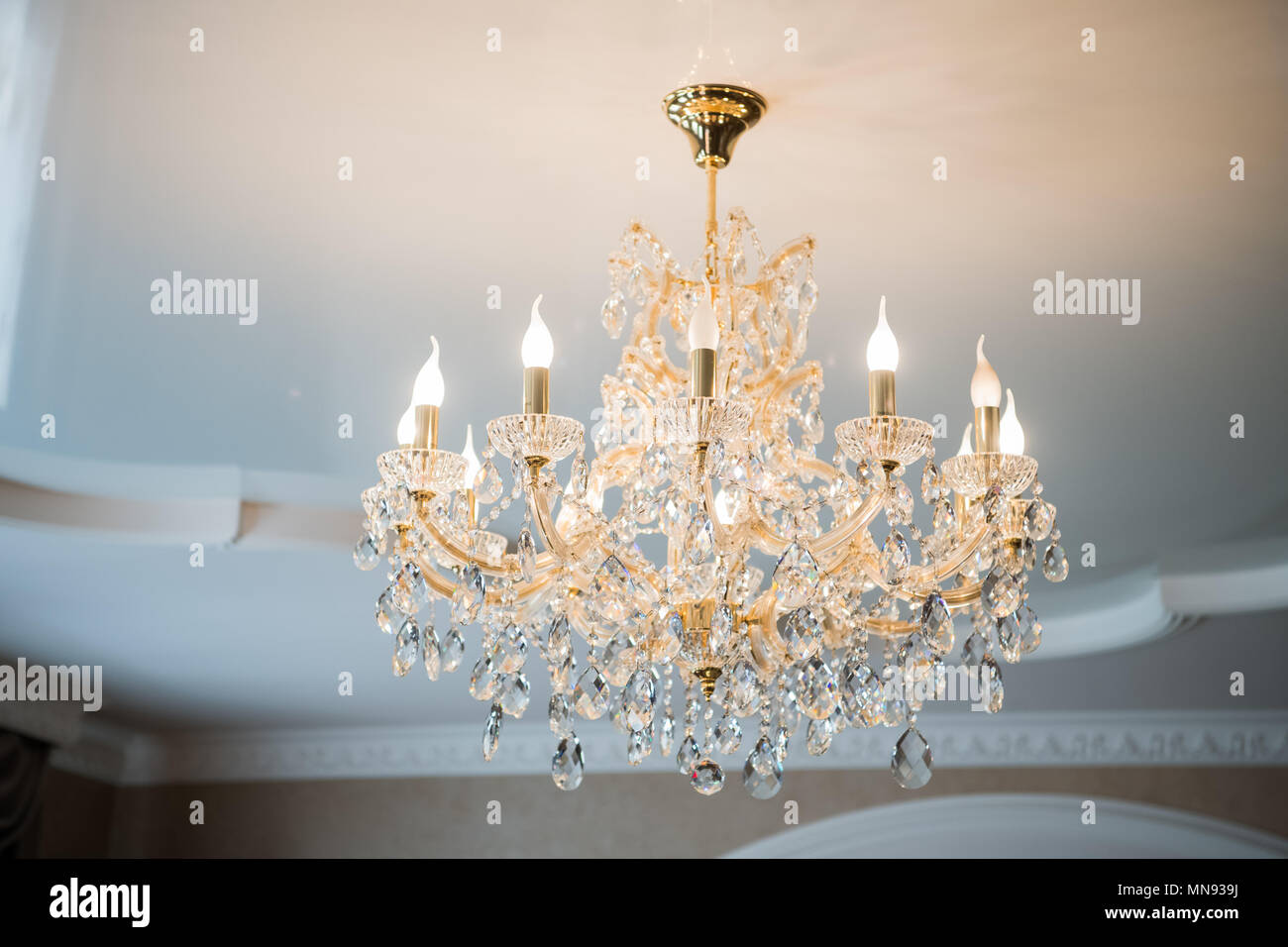 Bella vintage lampadario di cristallo in una stanza Foto Stock