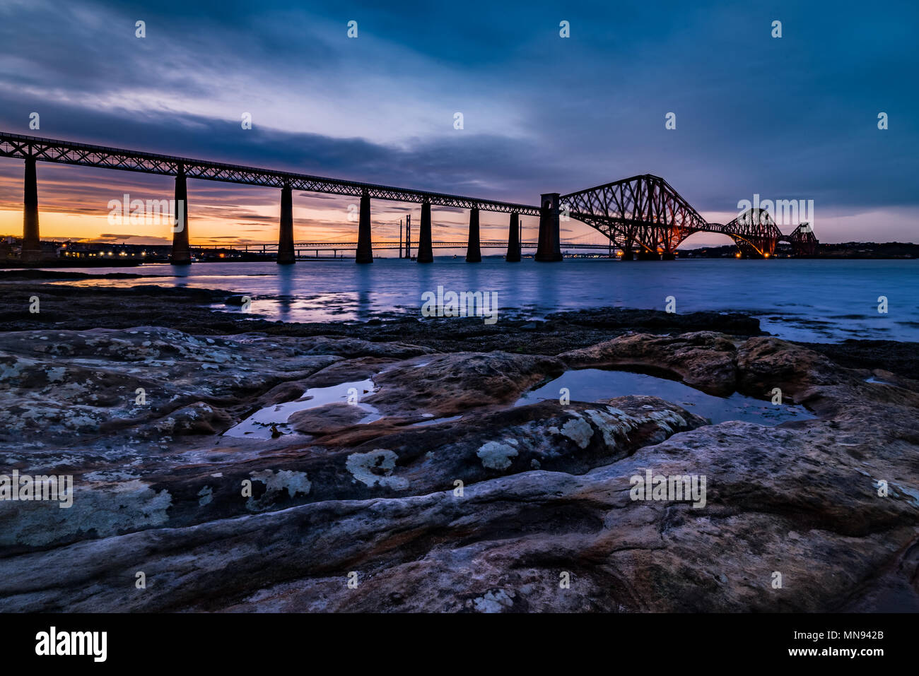 Un vecchio e storico ponte ferroviario in Queensferry nei pressi di Edimburgo in Scozia prima del tramonto Foto Stock