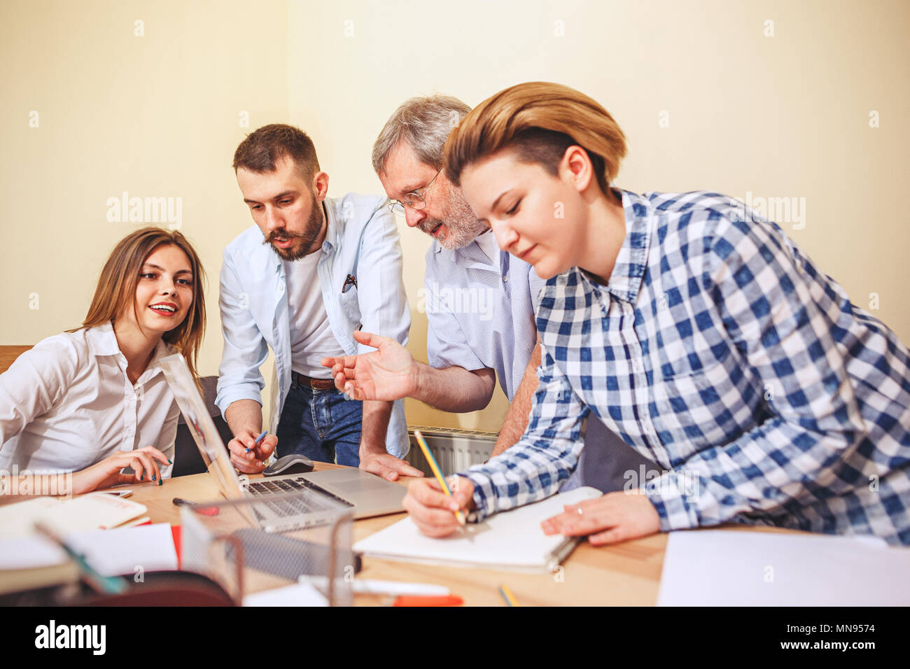 Lavoro di squadra. Foto businessmans giovani lavorando con il nuovo progetto in ufficio Foto Stock