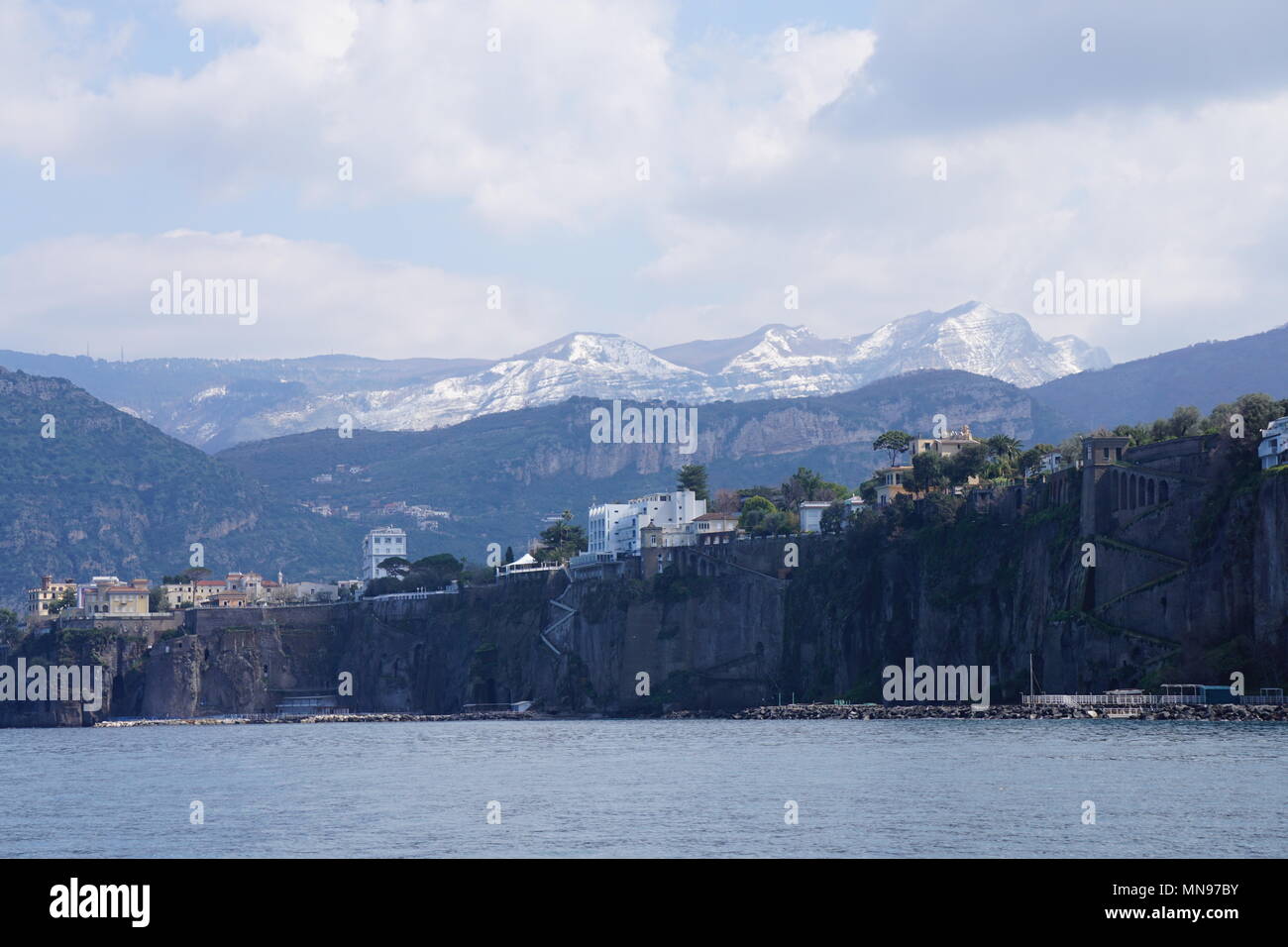 Vista dal porto di Marina Grande di Sorrento, Italia Foto Stock