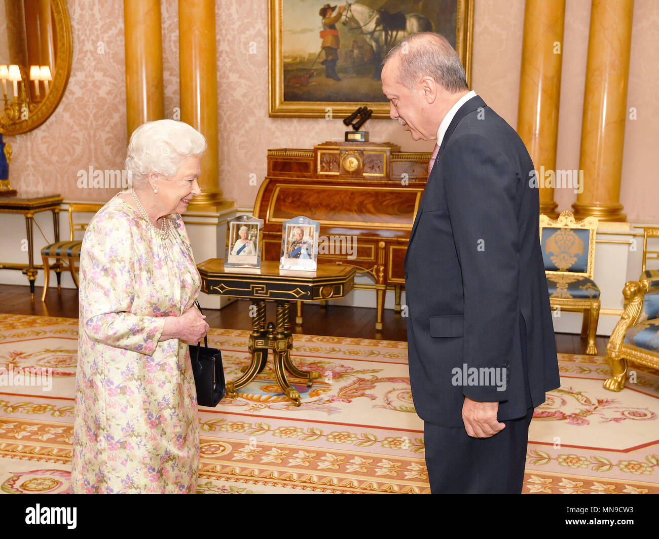 Presidente della Turchia Recep Tayyip Erdogan è accolto dalla Regina Elisabetta II nel corso di una udienza privata a Buckingham Palace di Londra. Foto Stock