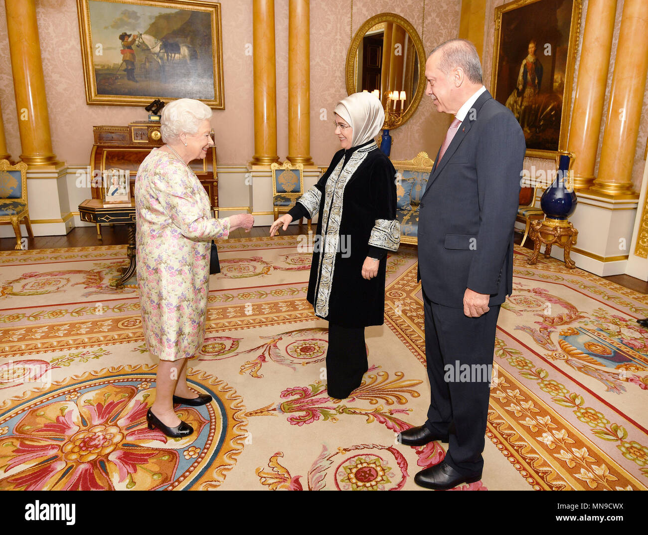 Presidente della Turchia Recep Tayyip Erdogan con sua moglie Emine sono accolti dalla Regina Elisabetta II nel corso di una udienza privata a Buckingham Palace di Londra. Foto Stock