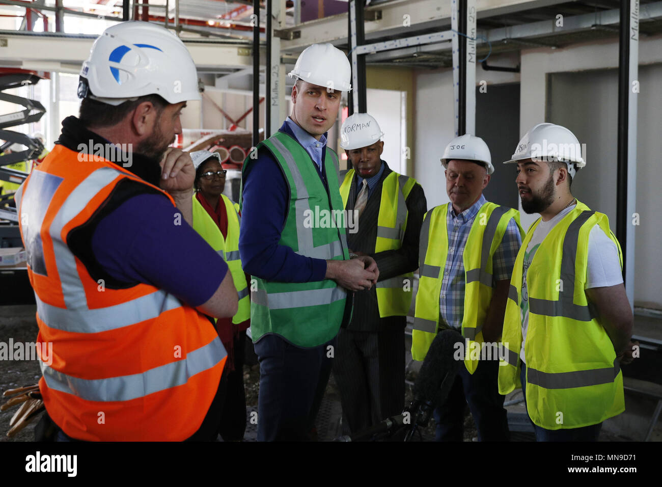 Il Duca di Cambridge parla di Jason Garcia (a destra) il cui cugino Jessica perirono nel fuoco e presentatore Nick Knowles (sinistra) come egli le visite si unisce l'equipaggio del DIY SOS in Ladbroke Grove, a ovest di Londra, in un importante progetto volto a sostenere le persone colpite dal devastante incendio a Grenfell Torre. Foto Stock