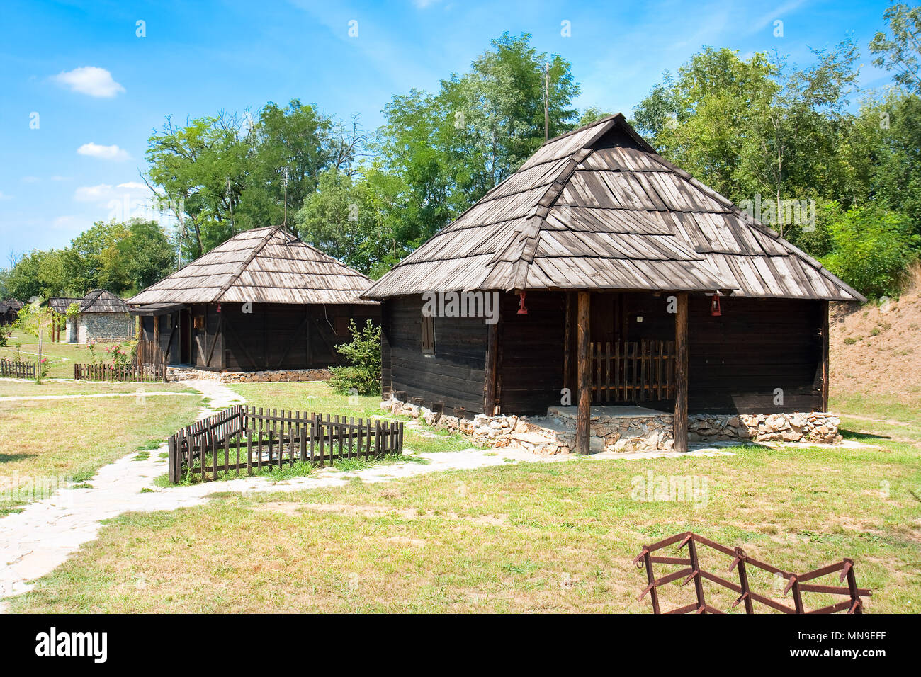 In legno tradizionali case serba con tetto in legno e base in pietra. Velika Plana. La Serbia. Europa orientale Foto Stock