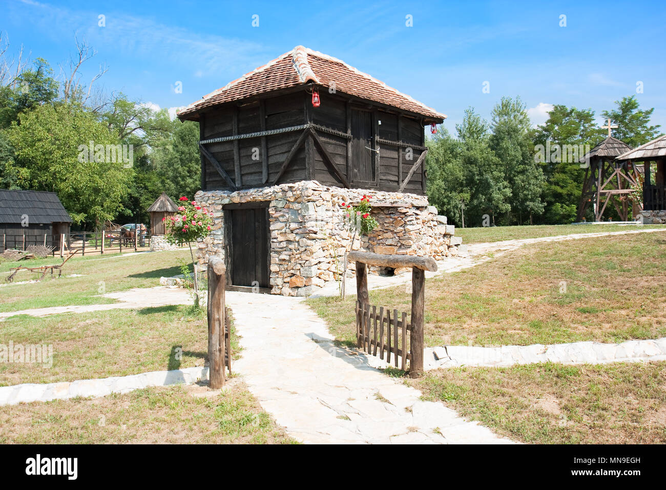 In legno tradizionali case ethno con base in pietra.Velika Plana. Europa orientale - Serbia Foto Stock