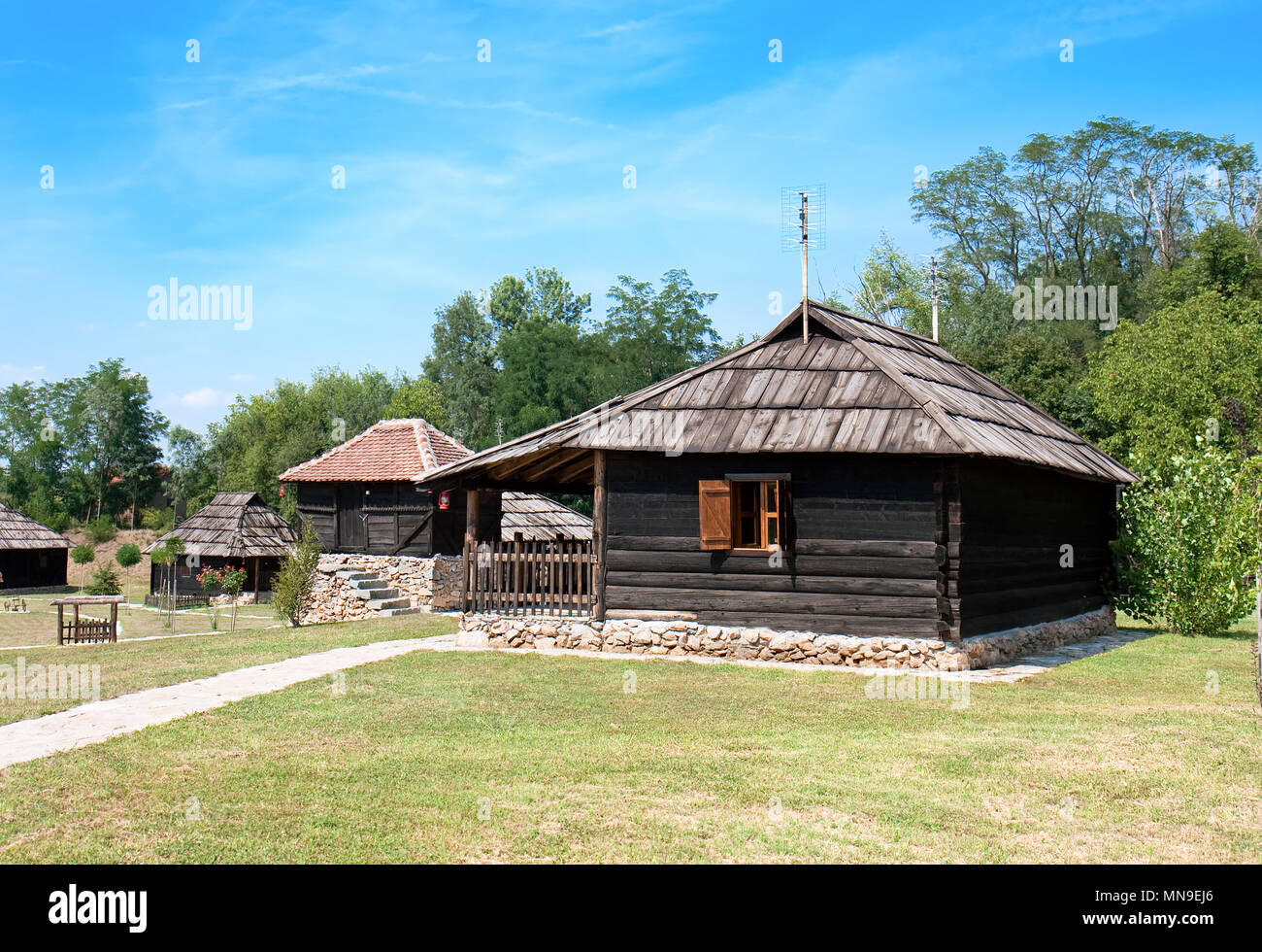 Legni tradizionali etno case con tetto in legno e base in pietra. Velika Plana. Europa orientale - Serbia Foto Stock