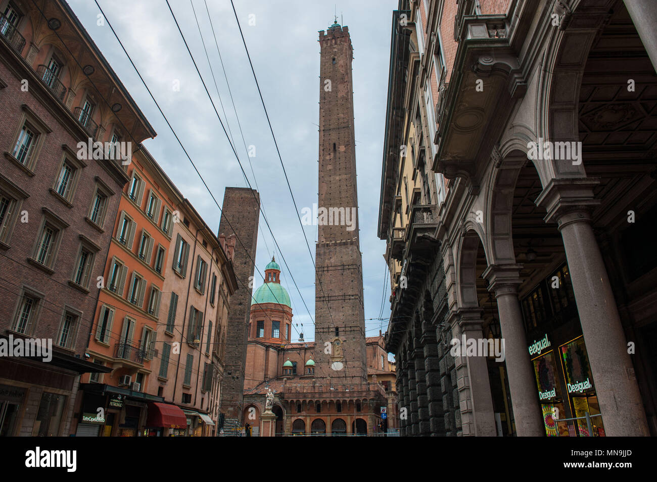 Bologna. Torre degli Asinelli. L'Italia. Foto Stock