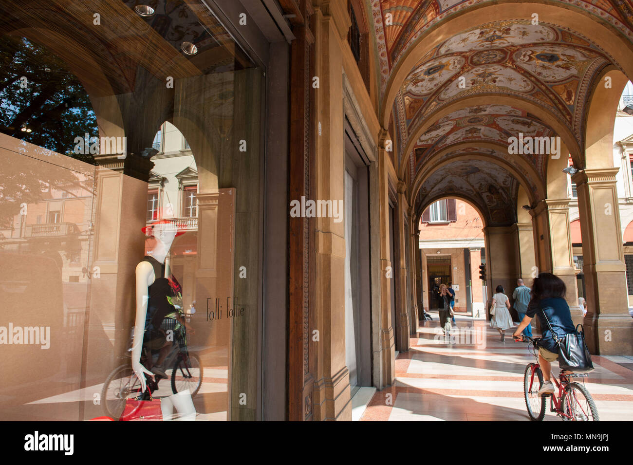 Bologna. Portici di Piazza Cavour. L'Italia. Foto Stock