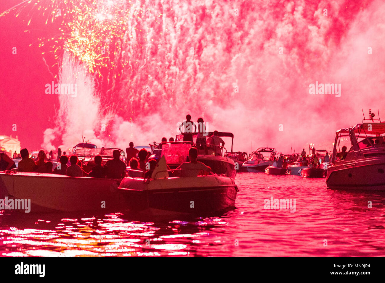 Guardare i fuochi d'artificio a Venezia Foto Stock