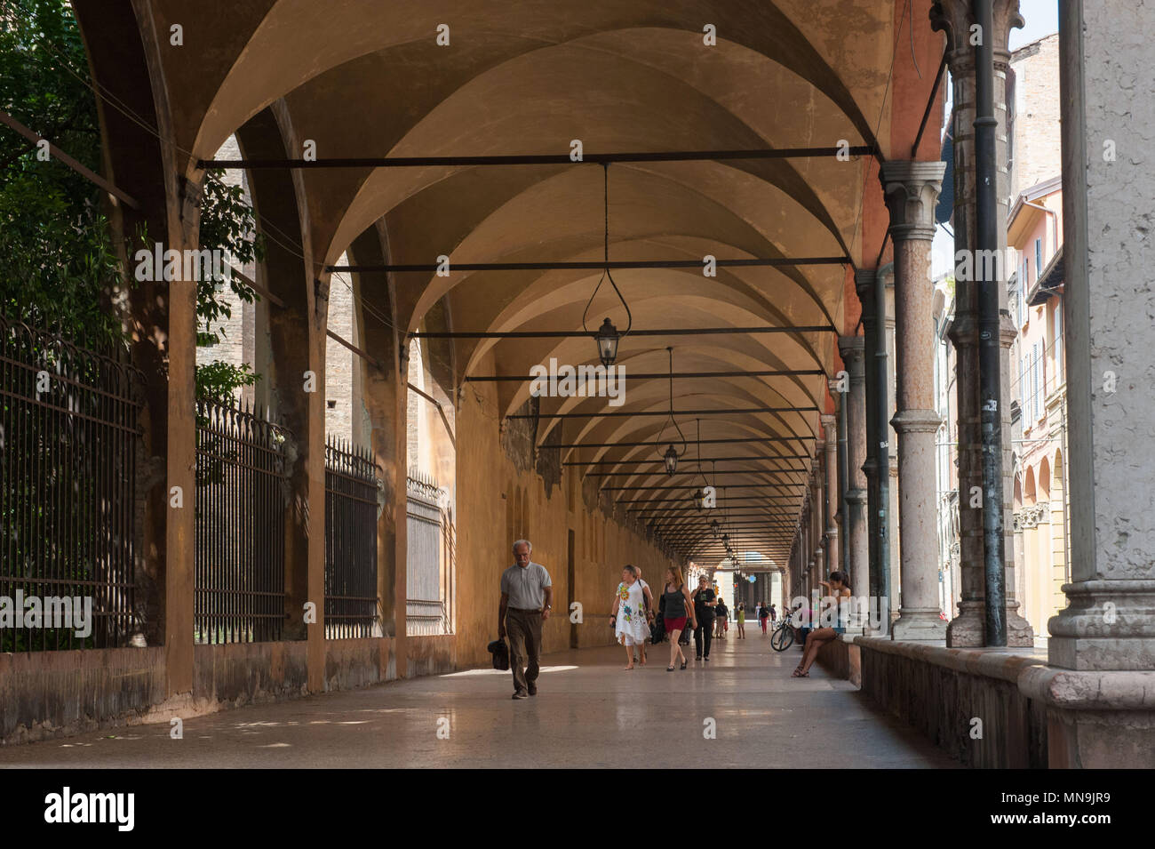 Bologna. Portici di Strada Maggiore. L'Italia. Foto Stock