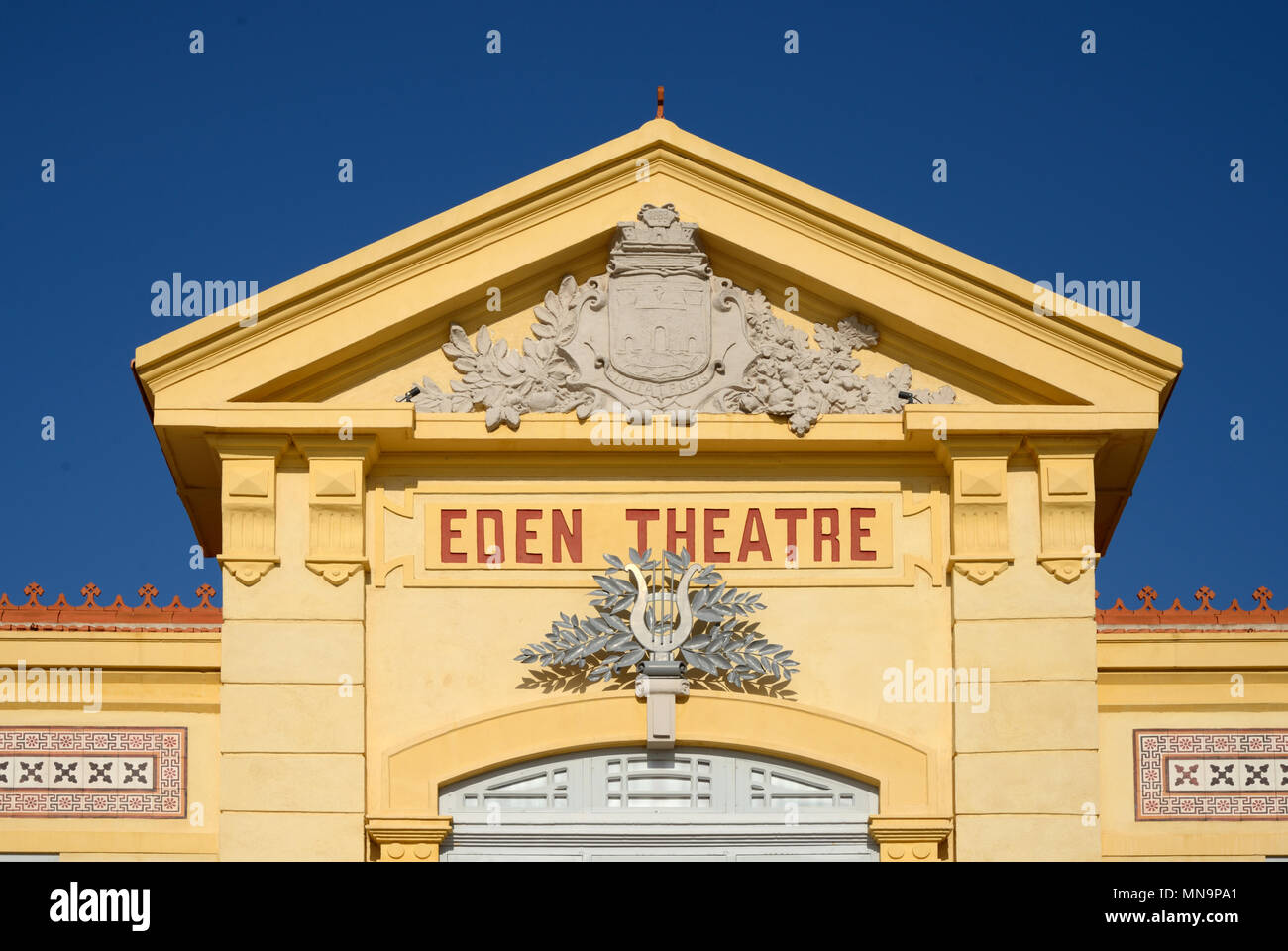 La facciata della storica Eden Theatre o Eden Theatre, uno del mondo più presto il cinema o cinema, La Ciotat, Provenza, Francia Foto Stock