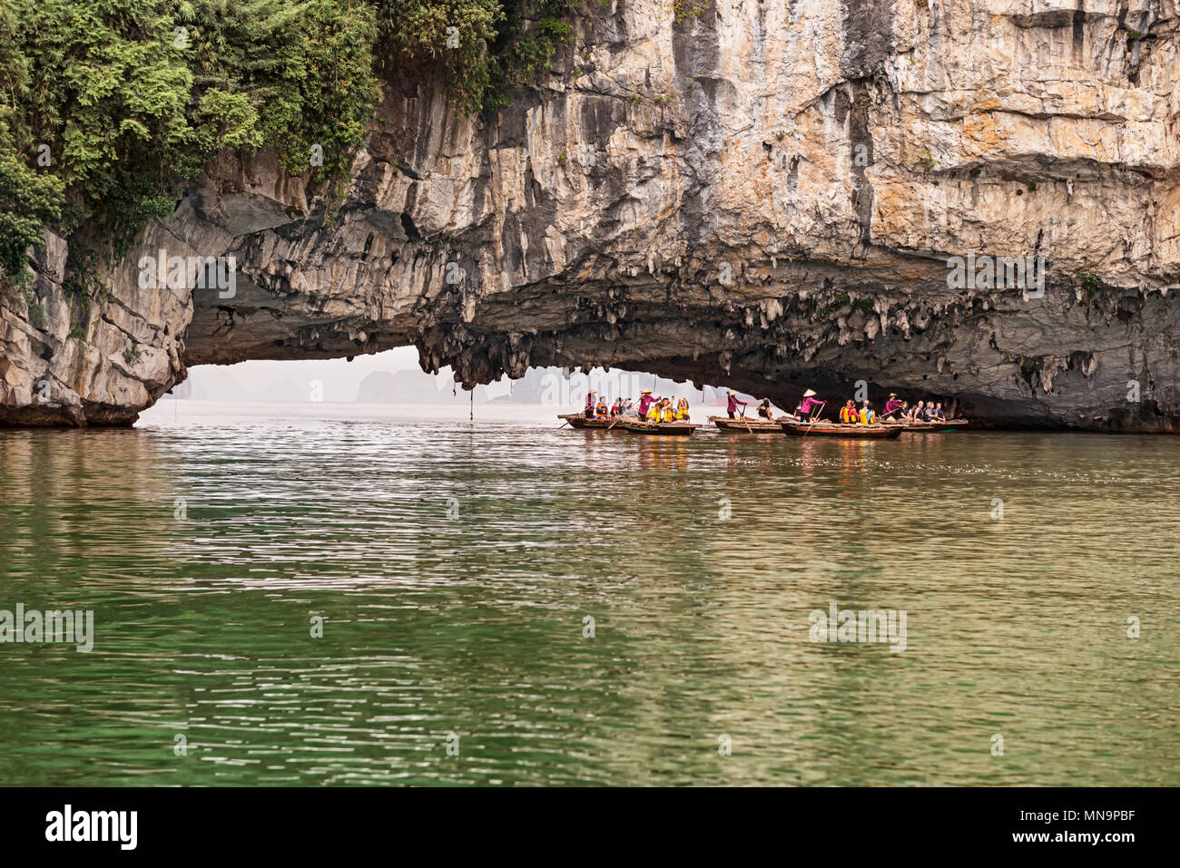 Halong Bay, Vietnam - Ottobre 26, 2017: Turisti in piccole barche guardandosi intorno le isole della baia di Halong in Vietnam. È Patrimonio Mondiale dell'Unesco e Foto Stock