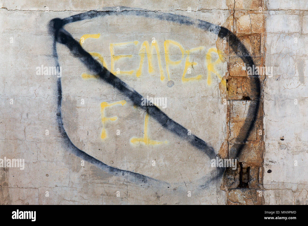 I graffiti sulla parete di una miniera abbandonati edificio, Deserto Mojave, High Desert, California, Stati Uniti d'America. Foto Stock