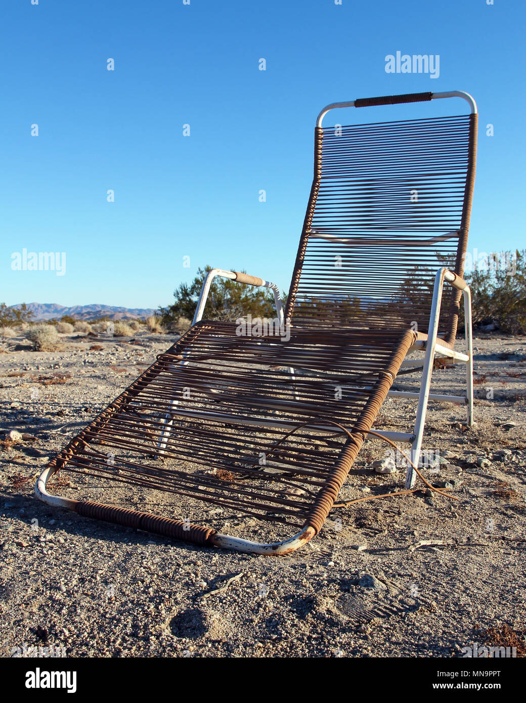 Solo, abbandonato sun recliner, sdraio, alto Deserto Mojave, CALIFORNIA, STATI UNITI D'AMERICA, abbandonato homestead. Foto Stock