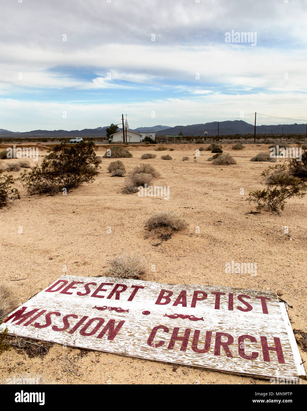 Lonely high desert chiesa a secco Mojave scrub, un tetro alta il paesaggio del deserto, Valle delle Meraviglie, California, USA, un piccolo luogo di culto della congregazione. Foto Stock