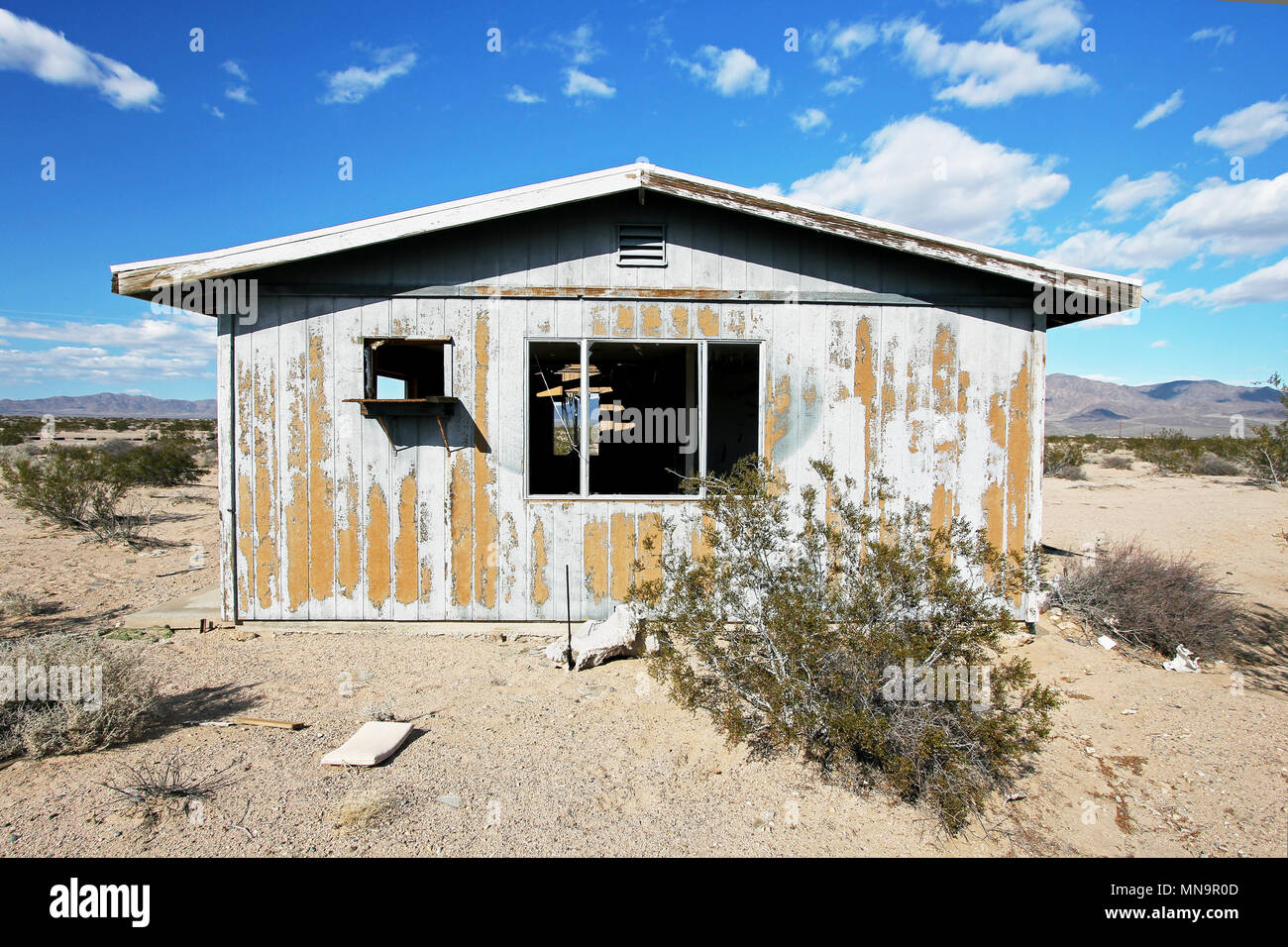 Abbandonato High Desert homestead vicino a California's Joshua Tree National Park, lasciato dietro di sé negli Stati Uniti del mali economici, sole splendente, povertà, cabina. Foto Stock