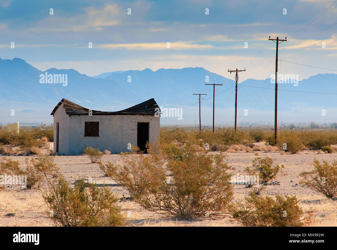 Abbandonato High Desert homestead vicino a California's Joshua Tree National Park, lasciato dietro di sé negli Stati Uniti del mali economici, sole splendente, povertà, cabina. Foto Stock