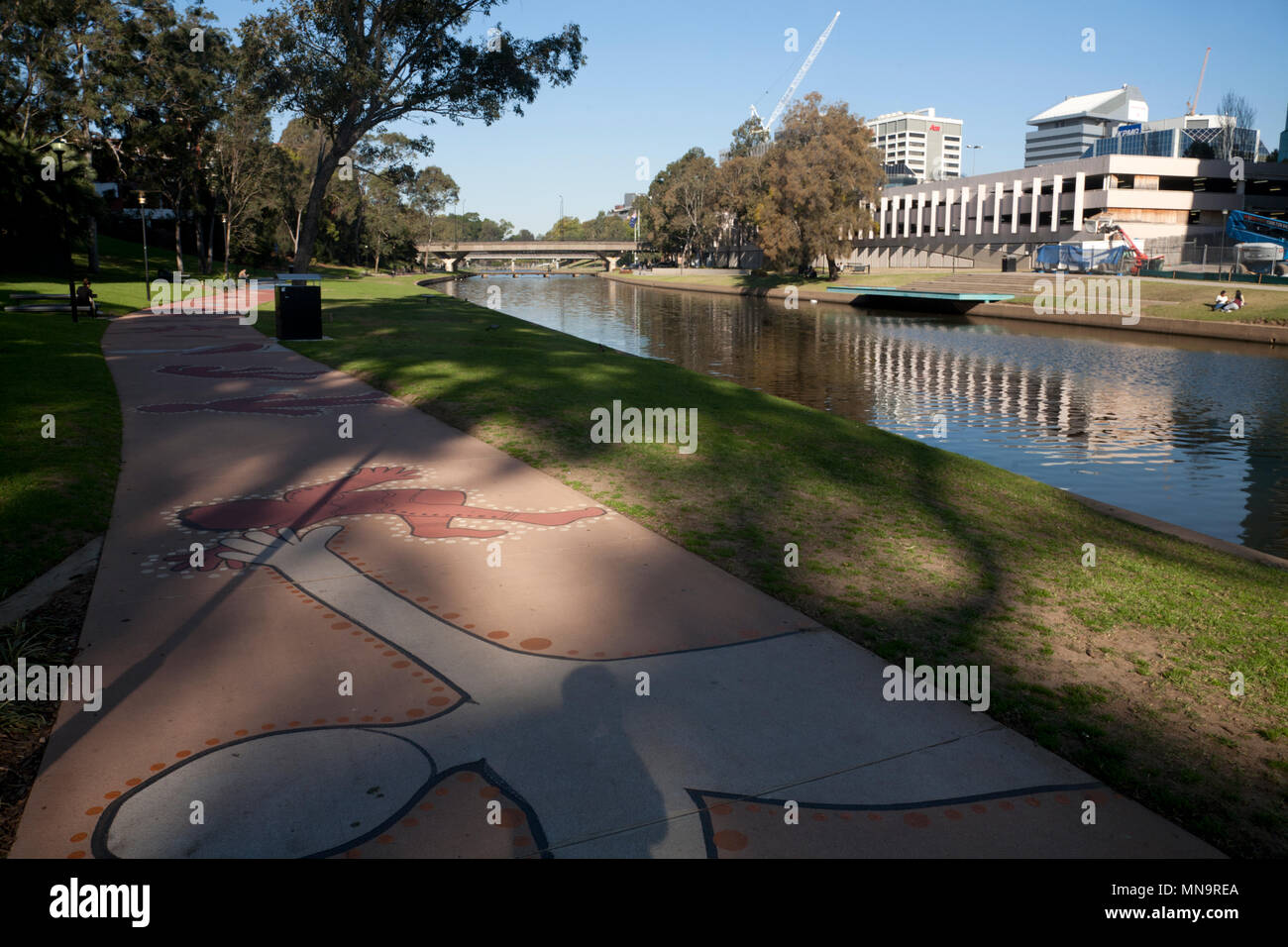 Simboli e figure raffiguranti gli aspetti di vita degli aborigeni percorso lungo il fiume fiume parramatta parramatta sydney New South Wales AUSTRALIA Foto Stock