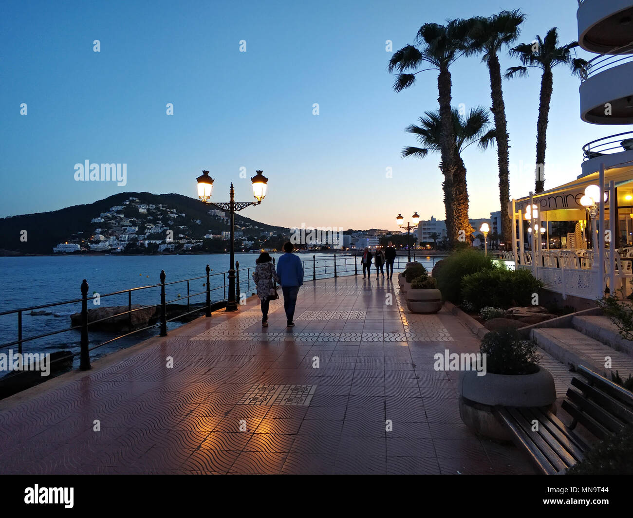 Isola di Ibiza, Spagna - 29 Aprile 2018: la gente a piedi dal lungomare di Santa Eulalia. Santa Eulalia è una bellissima città e resort sulla costa est Foto Stock