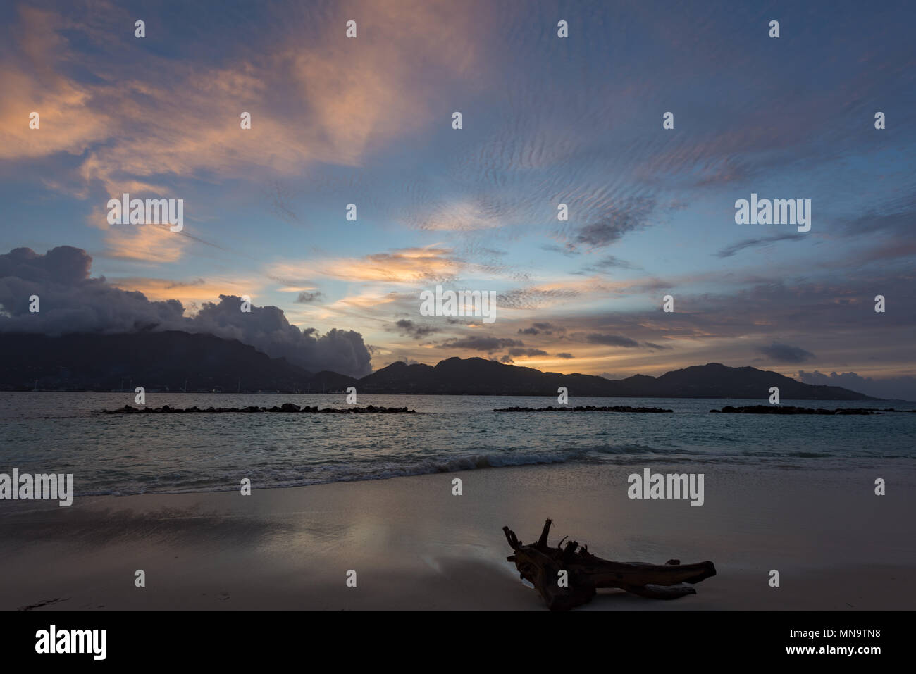 Nuvole in rotolamento su Mahe Island come il sole tramonta alle Seychelles Foto Stock