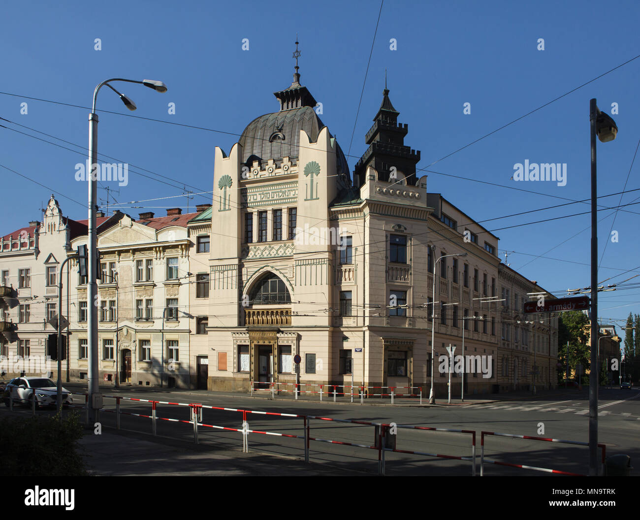 Ex sinagoga progettata dall architetto Václav Weinzettl in stile moresco (1905) a Hradec Králové in Boemia orientale, Repubblica Ceca. Foto Stock