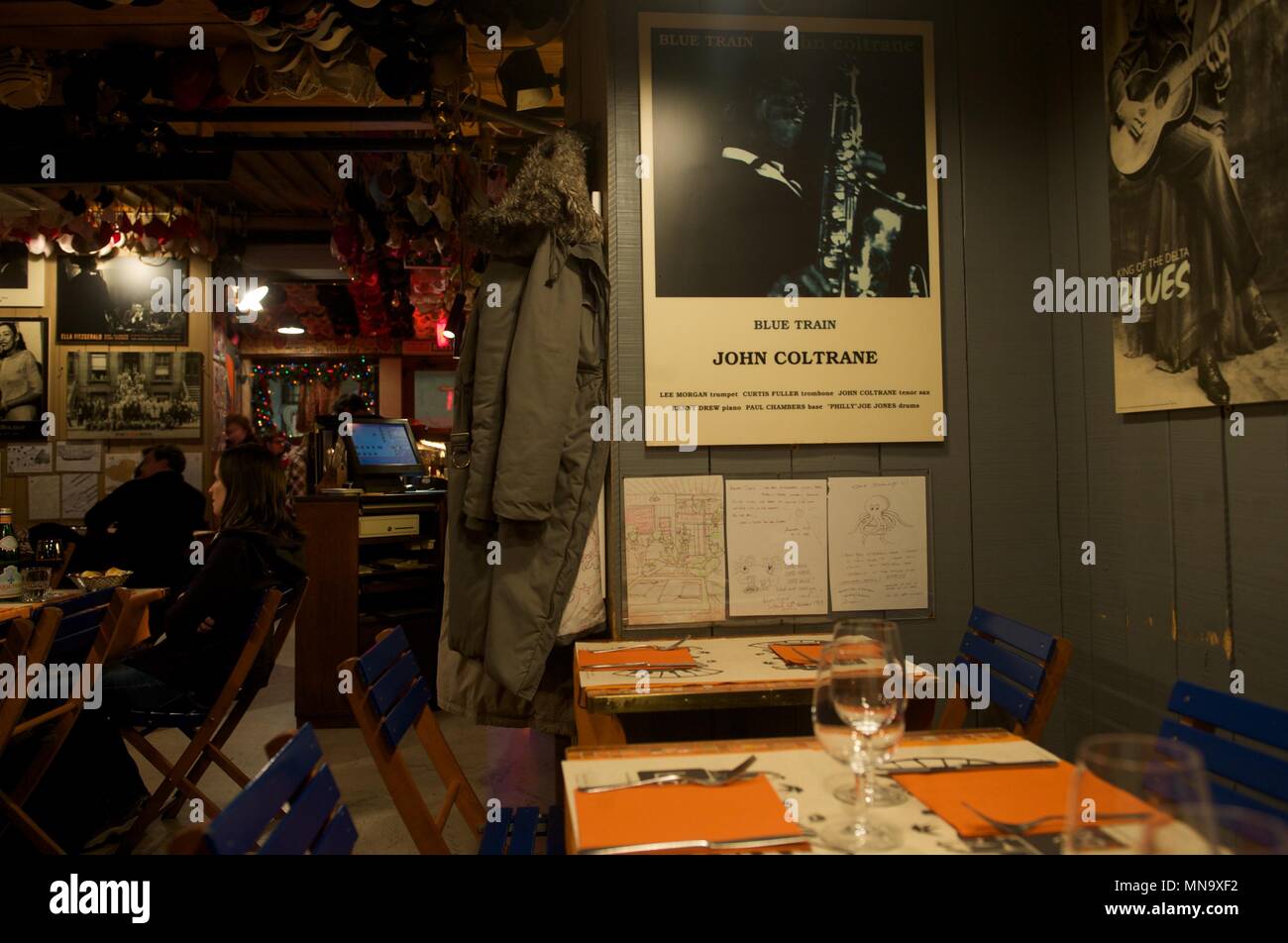 Un'immagine di una scena di un interno di un Jazz bar con poster di John Coltrane sulle pareti di Venezia Foto Stock