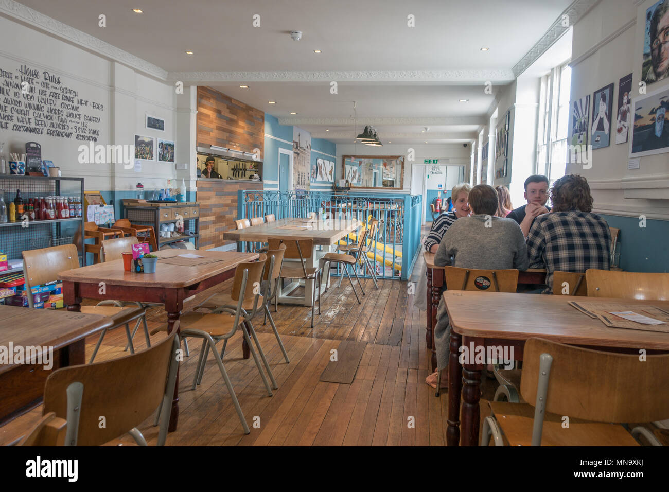 All'interno di una tipica cittadina inglese cafe a Worcester, Regno Unito Foto Stock